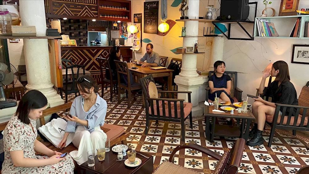 The cafe also hosts live acoustic music performances, poetry readings, and open mic nights, enhancing its cultural appeal