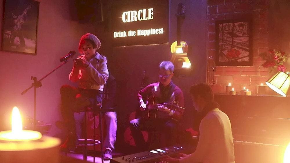 The establishment hosts live music events every Friday and Sunday, enhancing its vibrant ambiance