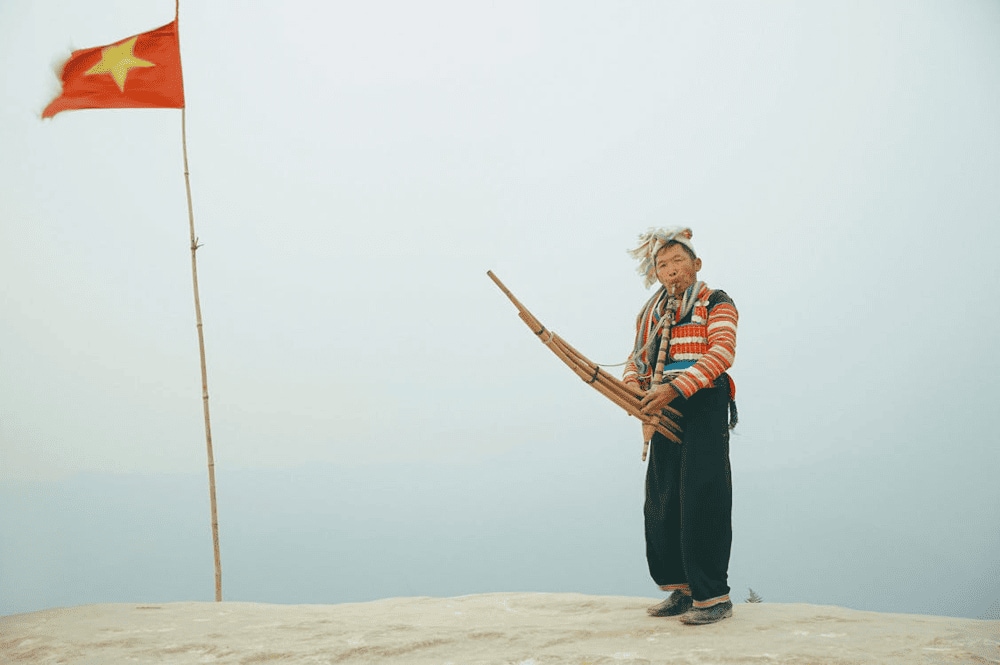 Enjoy traditional cultural performances such as umbrella dances, folk dances, and H'Mong flute solos in Cat Cat Village (Source: Pexels)