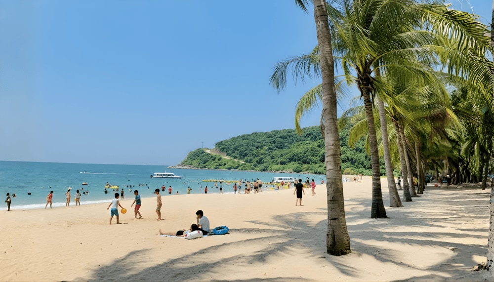 Bai Ong Beach is a famous beach on Cham Island with beautiful natural scenery, unique water sports and entertainment