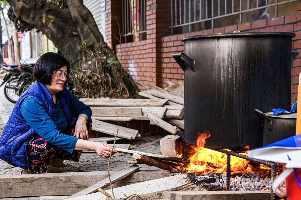 The traditional 12-hour boiling process requires family members to take turns tending the fire, making chung cake preparation a communal bonding experience.