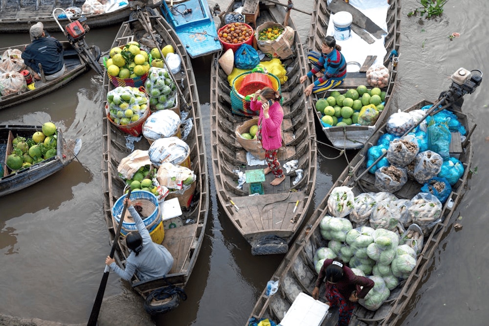 Cai Rang Floating Market bursts to life at dawn, with boats piled high with fruits, local treats, and the vibrant rhythm of river trade in the Mekong Delta (Source: Pexels)