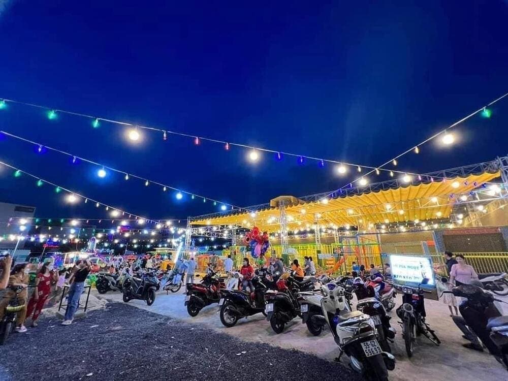 An Suong market is bustling with buyers and sellers at night