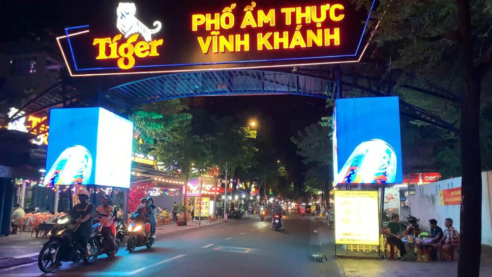 Vinh Khanh street is a must-visit destination for food lovers looking to experience Ho Chi Minh City (Source: Internet)