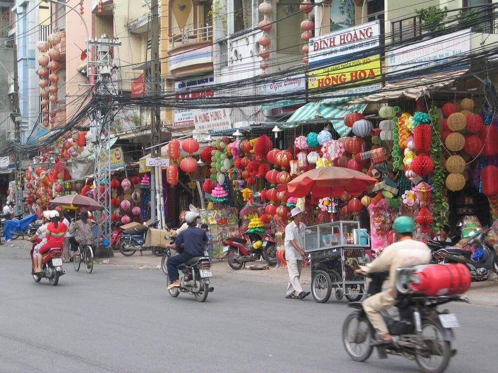 People is driving in Hai Thuong Lan Ong Street