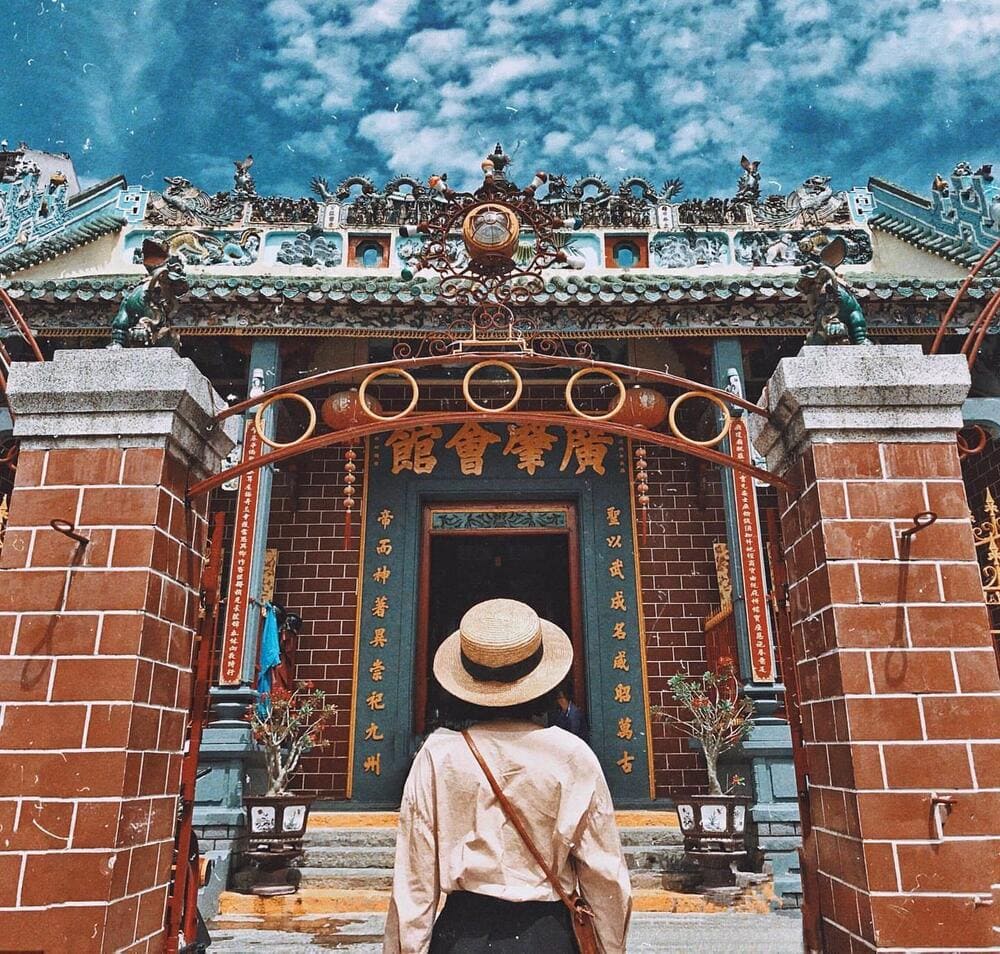 An ornate Guan Di Assembly Hall showcasing intricate heritage details (Source: Vietnam Airlines)