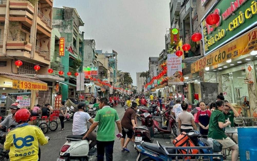 A lively corner of Ha Ton Quyen street near dinner time