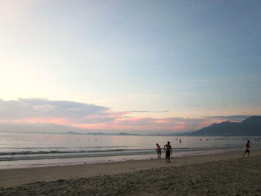 The beach in the morning is also very lively, with people swimming, exercising, and watching the sunrise