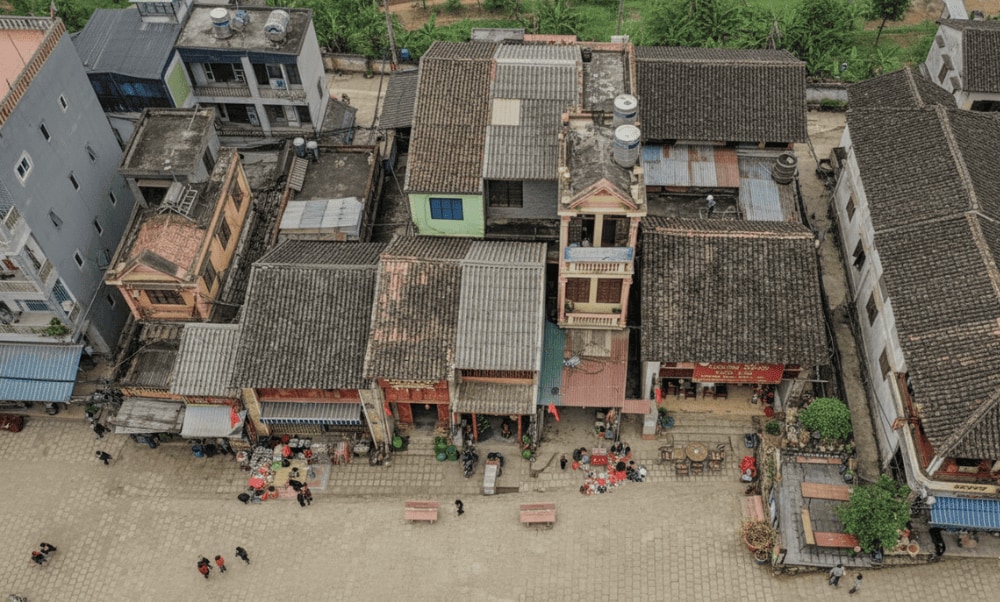 Stone streets with house design blends modern and classic styles