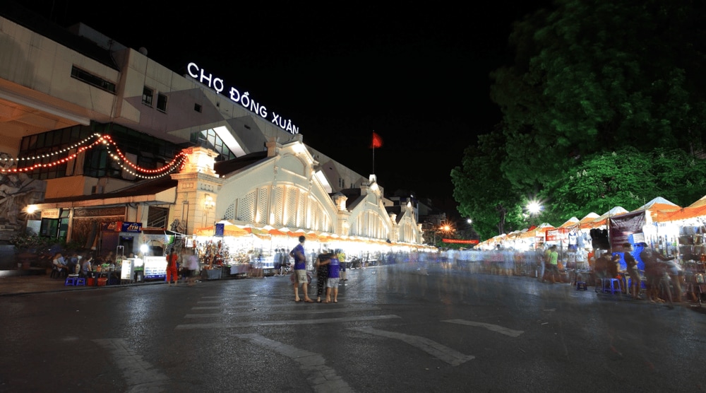 The new stalls outside Dong Xuan market are lit up in the evening (Source: Vietnam Airlines)