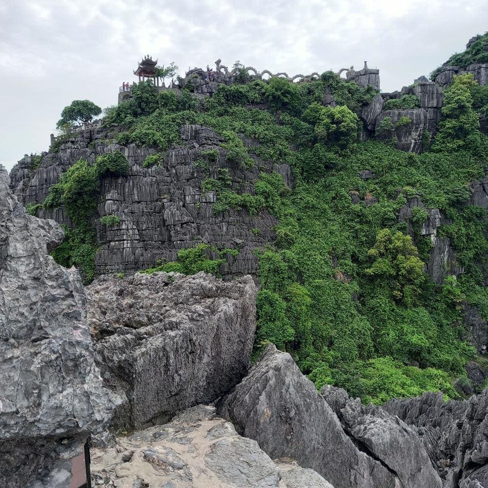 Lying Dragon Mountain Ninh Binh is located in Khe Dau Ha village, Ninh Xuan commune, Hoa Lư district, Ninh Binh province