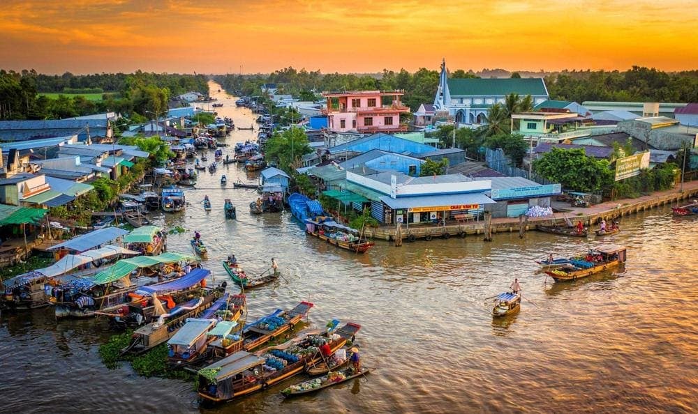 The floating markets are a cultural beauty of the people in the Mekong Delta, showcasing unique traditions and lifestyles