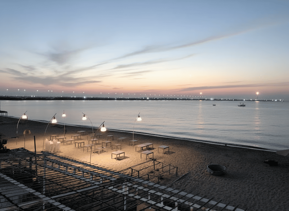In the evening, Duong Dong Port’s South Breakwater Light is a hidden gem - a quiet, scenic spot perfect for a peaceful stroll