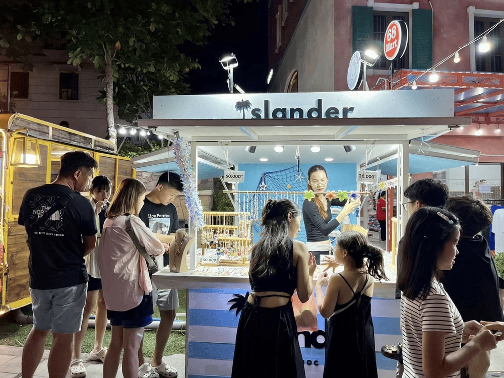 Residents and street bands often perform at the market, bringing vibrant energy and a festive atmosphere to the lively night scene (Source: Sun World Hon Thom)