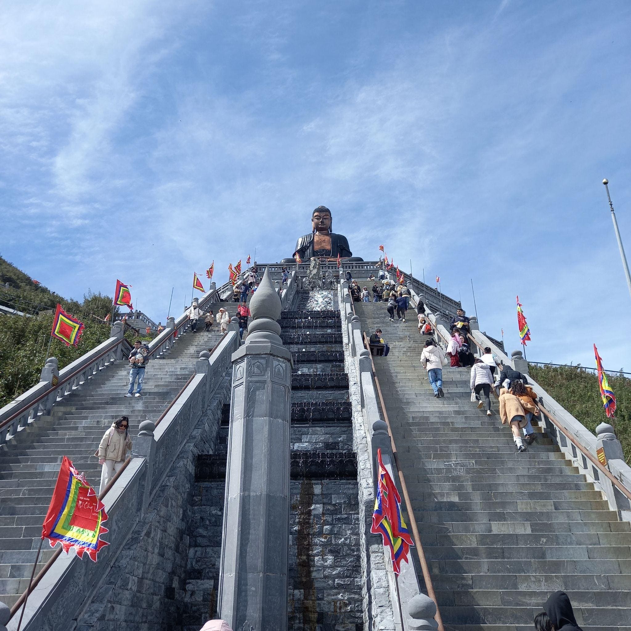 Visitors should choose warm, thick and polite clothes when visiting temples and worshiping Buddha statues