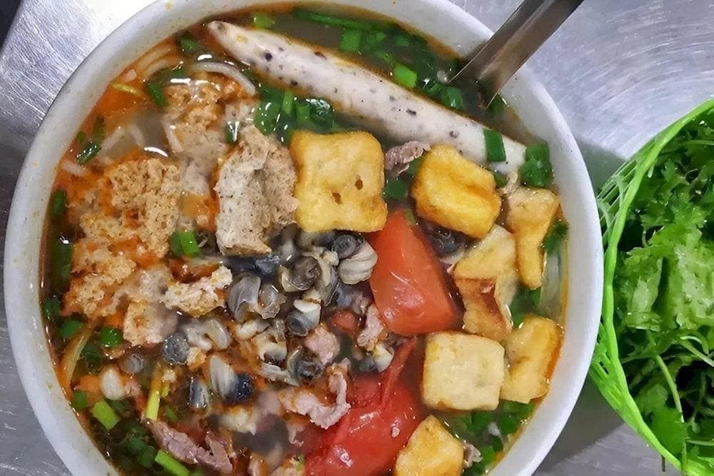 A dish with a combination of many ingredients that brings a diverse flavor