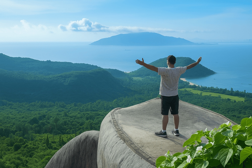 The breathtaking beauty of Hai Van Pass, where the lush greenery of the trees blends harmoniously with the vast blue of the sky and sea (Source: Internet)