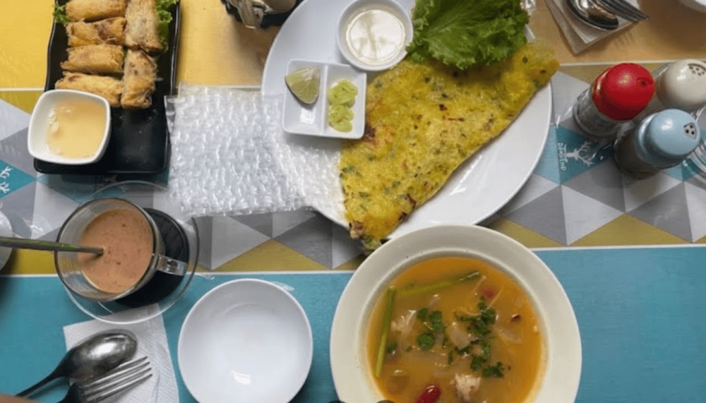 Chef House has the colorful decoration with the diverse menu (Source: Midori Luu - Google Maps)