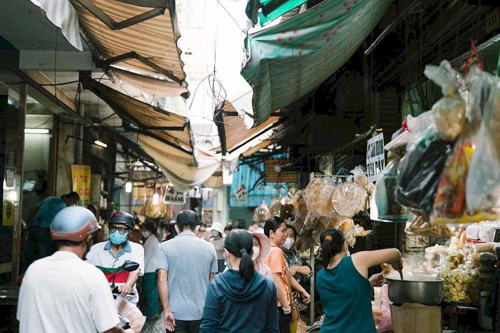 Hanh Thong Tay Market attracts a large number of visitors for sightseeing and shopping