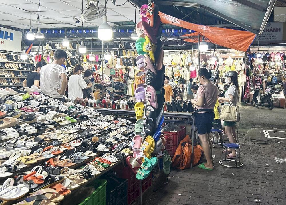 The night is also when the market’s food stalls and shops truly shine