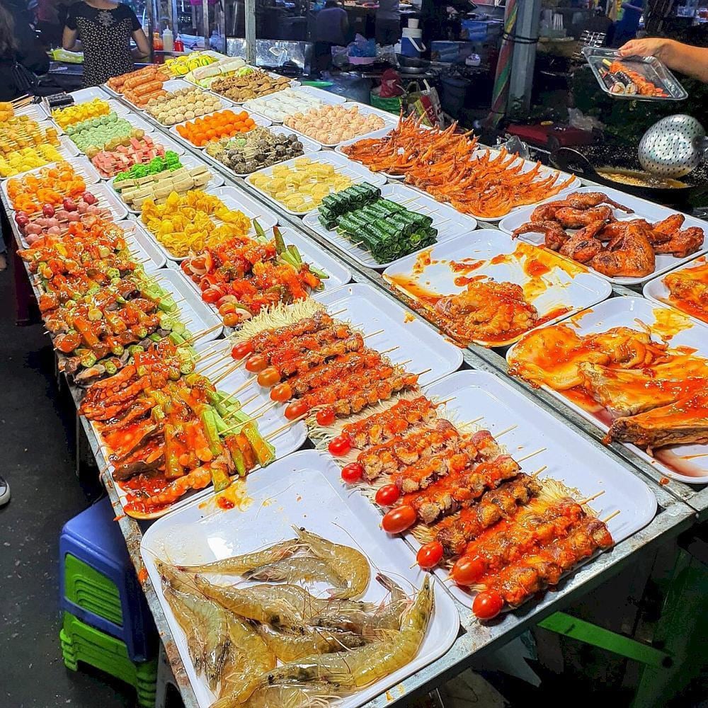 Whether you're a first-time visitor or a seasoned foodie, exploring the food stalls at Hanh Thong Tay Market is an experience you won’t want to miss