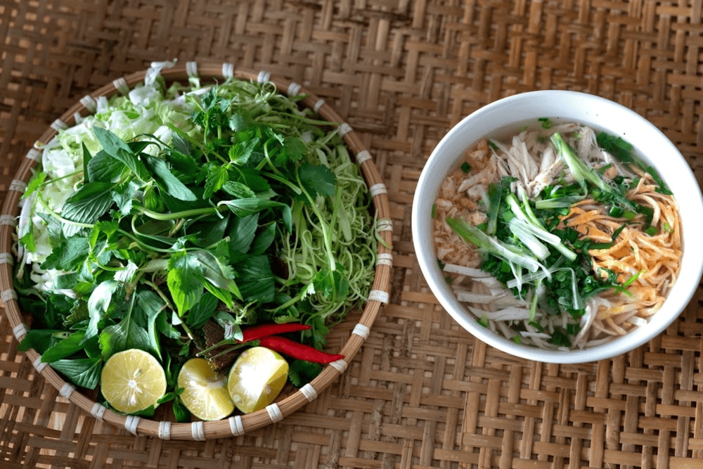 A complete bowl of “bun thang” must have Vietnamese coriander and chili peppers on the side (Source: Pexels)