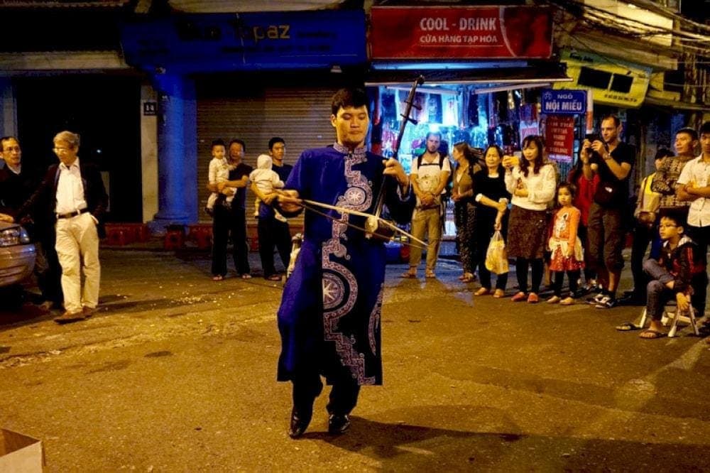 Street performance at Hanoi Night Market – live music and cultural shows in Hanoi's Old Quarter