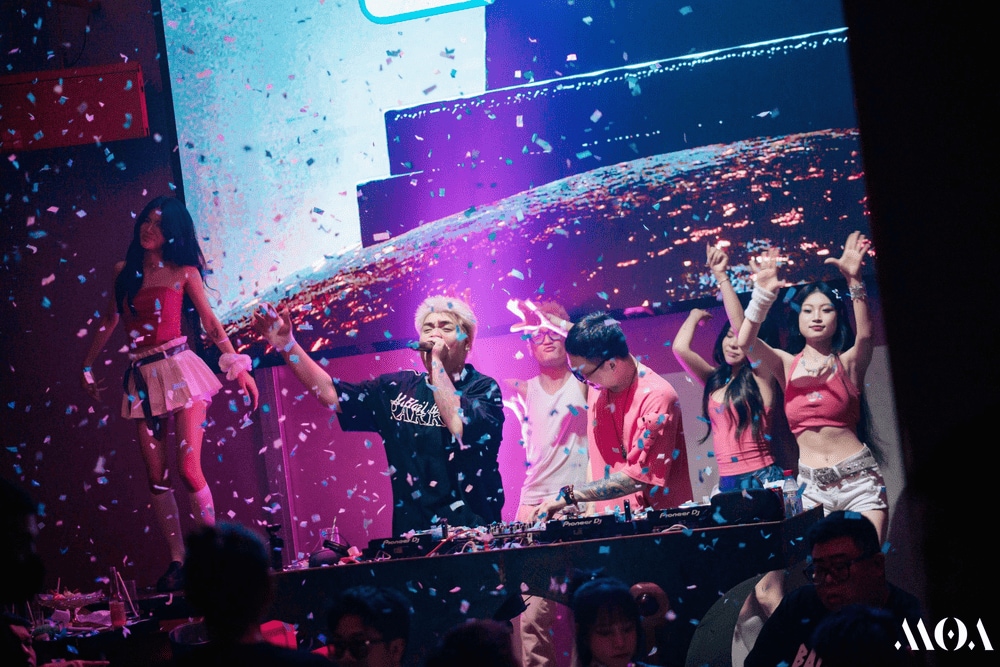 The electrifying nights at M.O.A 98 Hang Buom, featuring DJs, singers, and professional dancers, always leave a lasting impression on guests (Source: M.O.A 98 Hàng Buồm)