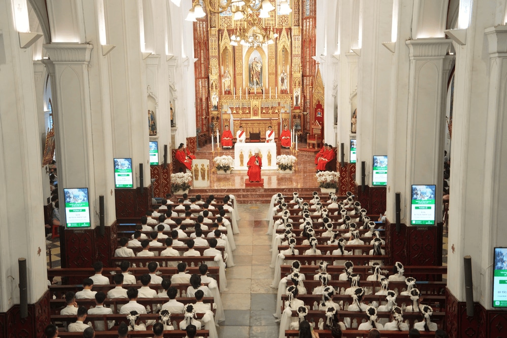 The large altar is elaborately decorated and the statues of saints are intricately carved (Source: Giáo Xứ Chính Tòa Hà Nội - Tổng Giáo Phận Hà Nội)