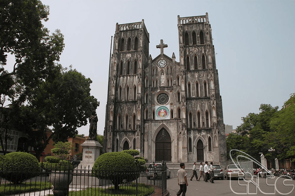 The soaring bell towers, pointed arches and stained glass windows create an unique architectural picture, bearing a strong Gothic imprint (Source: VIET NAM NATIONAL AUTHORITY OF TOURISM)