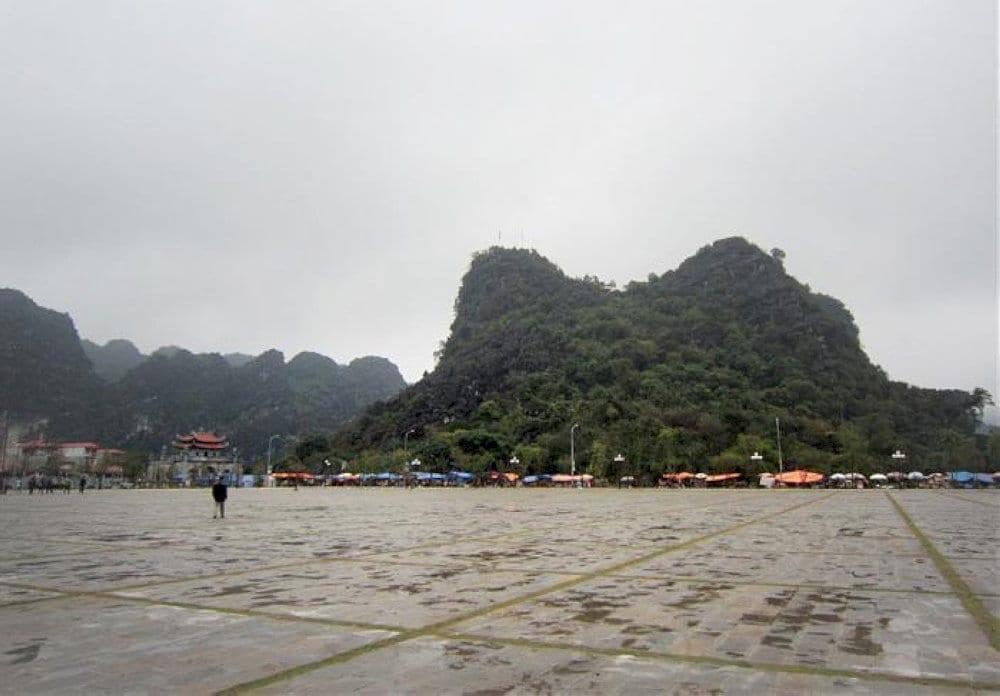 Ma Yen Mountain, standing approximately 200 meters tall, is a prominent feature in the Hoa Lu Ancient Capital