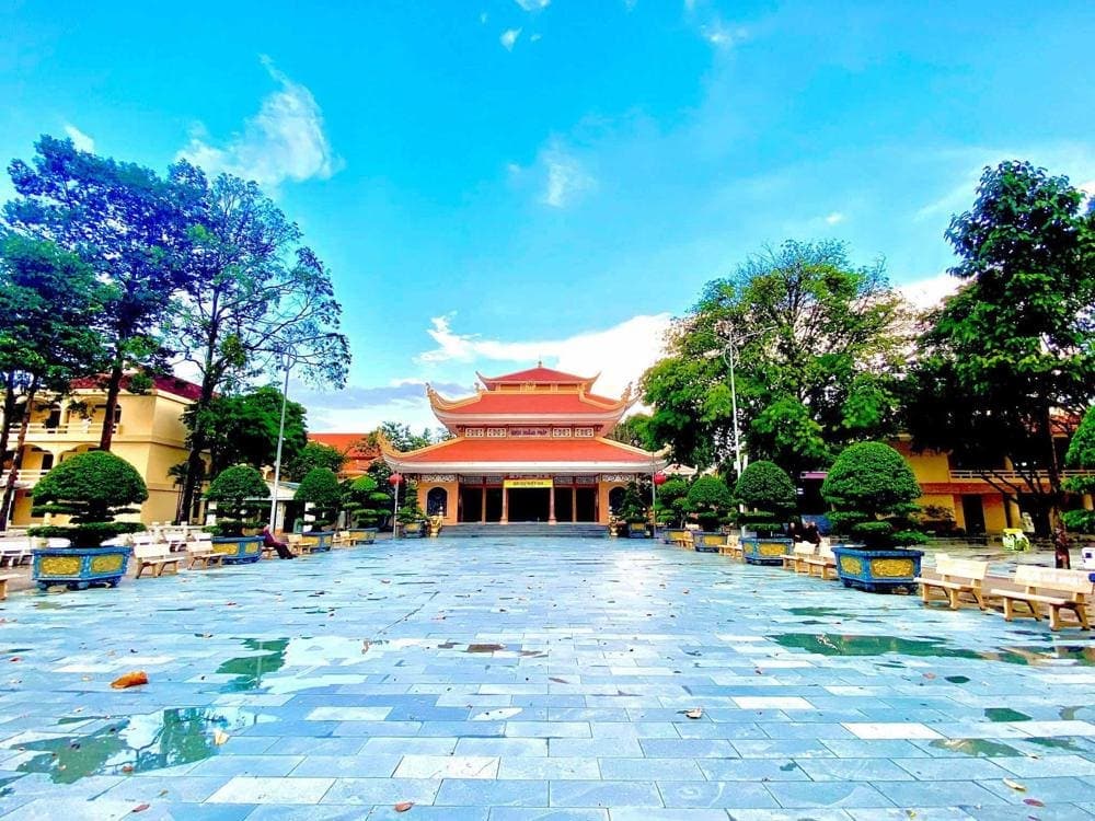 Visitors can take part in Buddhist ceremonies or simply enjoy the calm surroundings