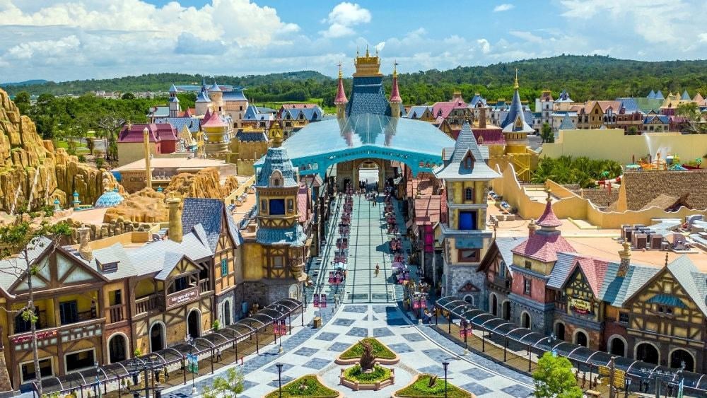 VinWonders is a popular theme park offering thrilling rides and family fun (Source: VinWonders)