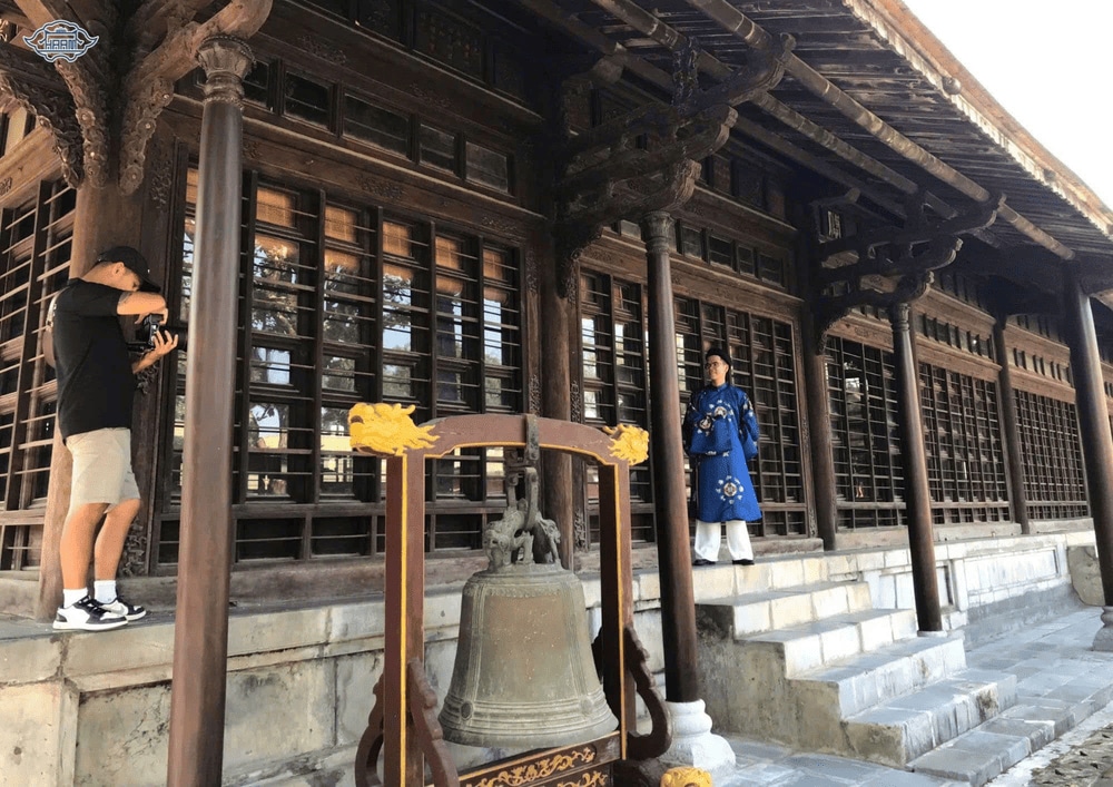 The wooden pillars are intricately carved with dragon motifs and incorporate the sacred symbols of the dragon, unicorn, tortoise and phoenix (Source: Hue Royal Antiquities Museum- Bảo tàng Cổ vật Cung đình Huế)