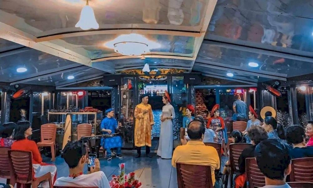 Some packages may also offer dinner options onboard, featuring authentic Hue cuisine