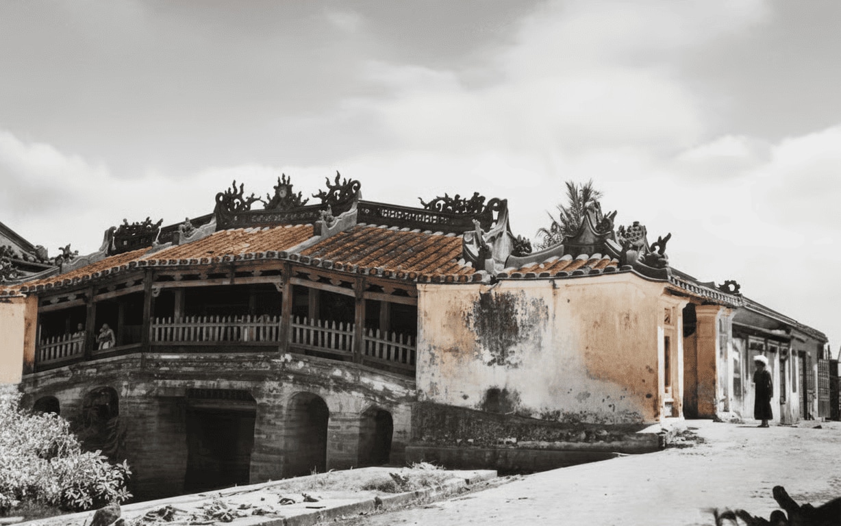 The Japanese Bridge Hoi An in the 1950s was under the care of Hoi An locals, ensuring its preservation and continuity as an integral part of the town’s heritage