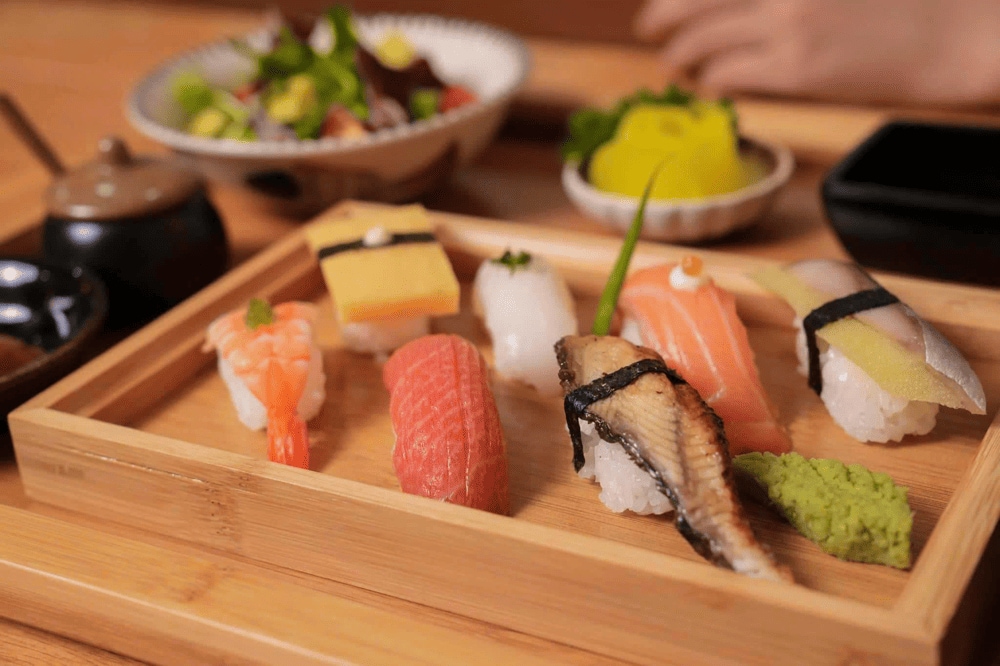 Ginza is a unique conveyor belt restaurant that attracts diners in Hanoi (Source: Fanpage Ginza Sushi Express)