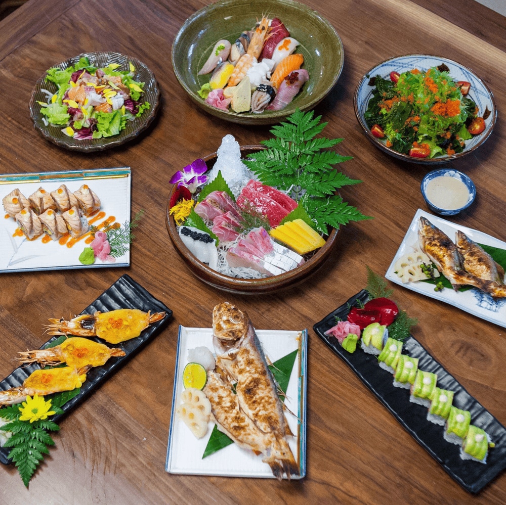 Tamaya offers a diverse menu featuring over 200 Japanese traditional dishes, including sushi, sashimi, and shabu shabu hotpot (Source: Fanpage Tamaya Sushi)