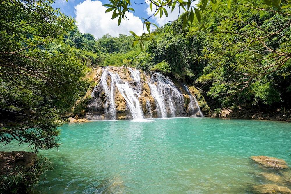 The waterfall's scenery is both poetic and majestic