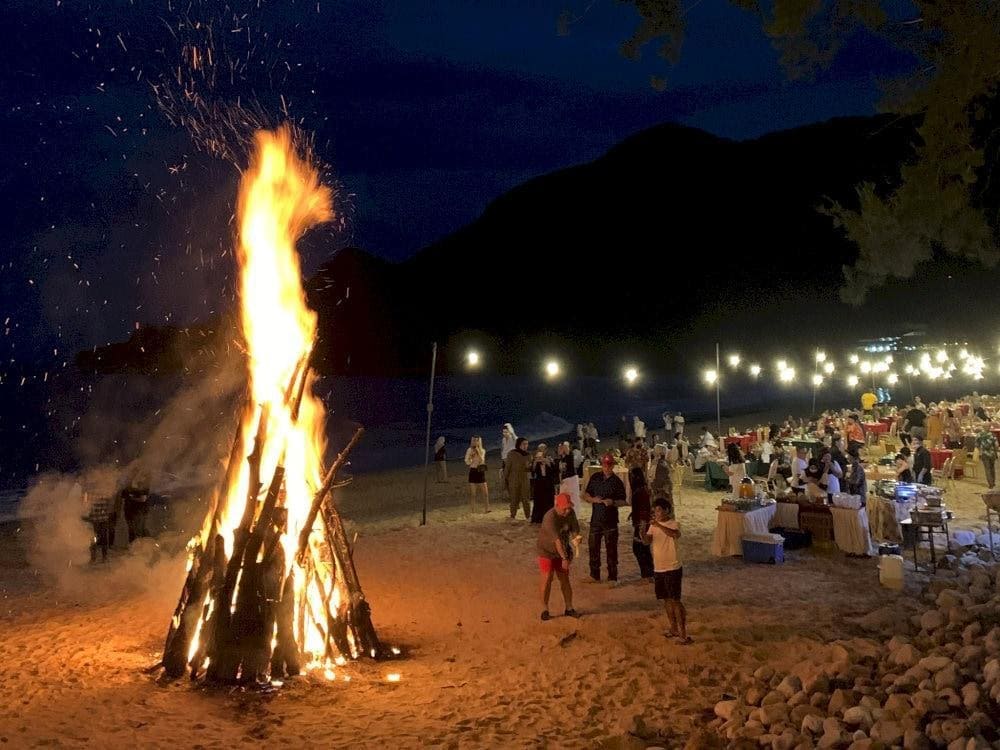 Enjoying dinner by the beach offers an unforgettable memory