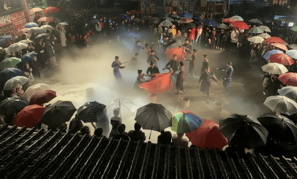 Sapa Love Market organizes traditional folk games such as tug of war and bamboo dancing for visitors to experience