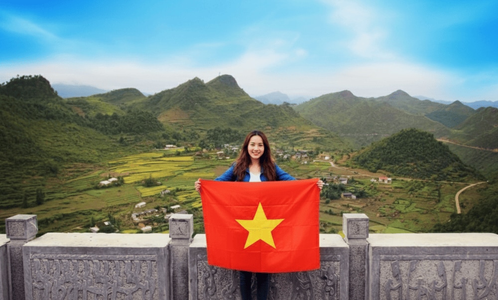 Check-in with the national flag at Lung Cu flagpole