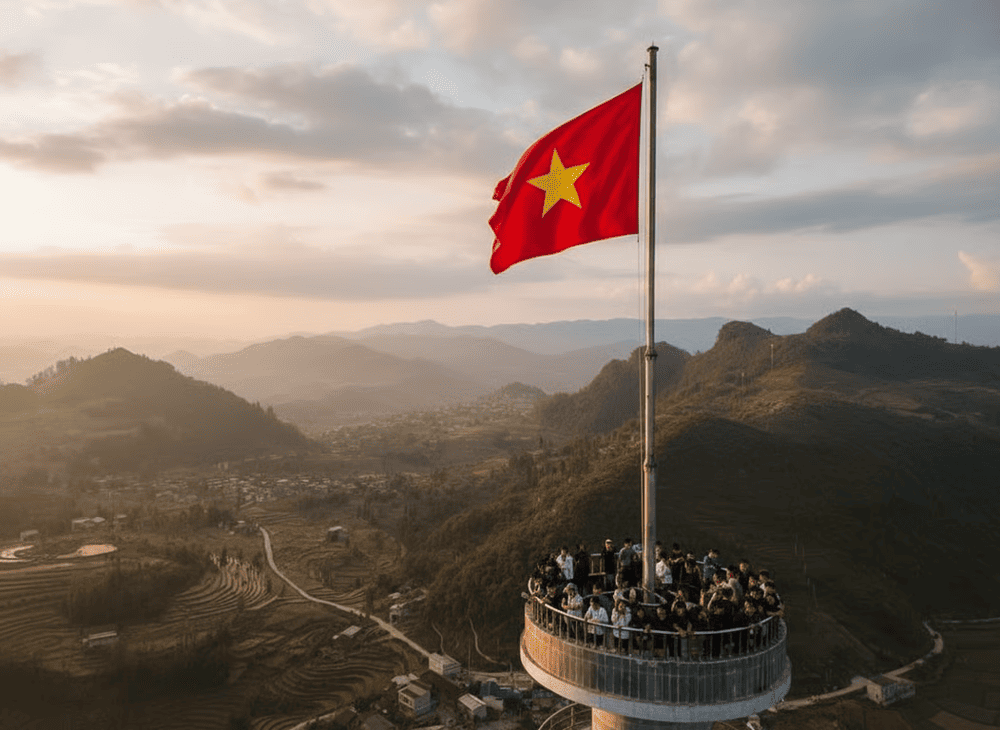 Visitors should explore the Lung Cu flagpole on a clear day to see the most beautiful panoramic view