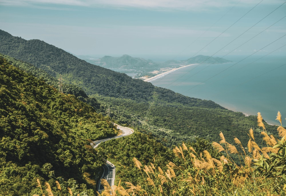 Hai Van Pass offers sweeping coastal views and marks a natural divide between northern and southern Vietnam (Source: Canva)