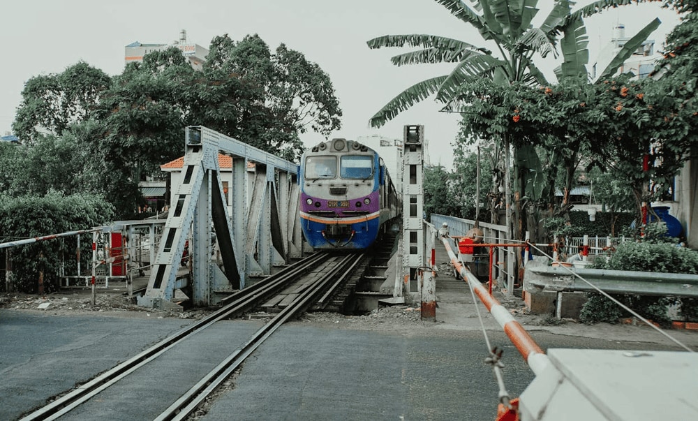 Taking the train from Hanoi to Ninh Binh is a safe, relaxing, and cost-effective way to travel while enjoying the landscape (Source: Pexels)