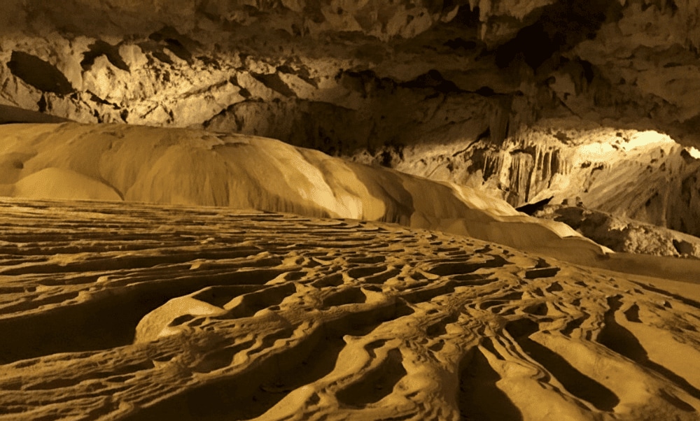The absence of water inside the cave from October to April makes for easier and safer exploration