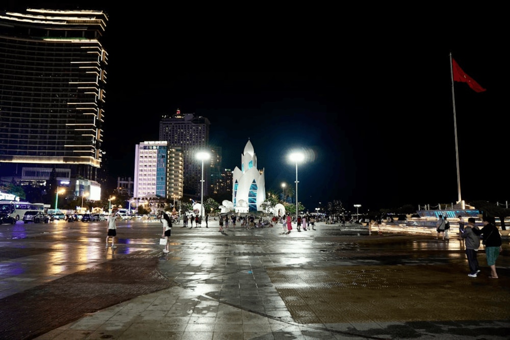 The square is a popular hangout spot for the people of Nha Trang, especially for flying kites every afternoon