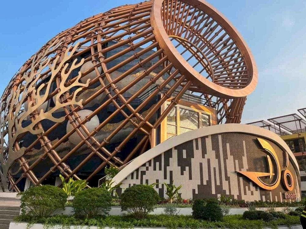 This historical venue showcases performances that blend traditional Vietnamese arts with modern twists, often featuring folk songs, dances, and theatrical performances