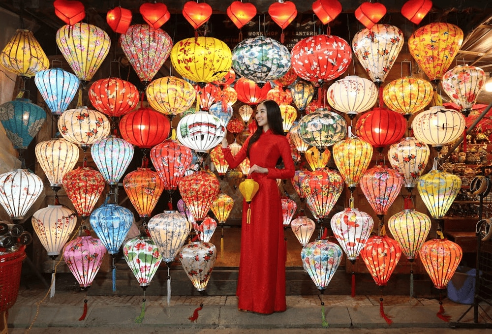 A beautiful shot with lanterns lighting up the background (Source: Pexels)