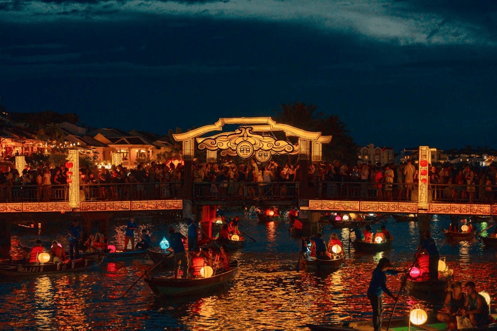 Night markets in Hoi An usually brim with vibrant food stalls and glowing lights (Source: Pexels)